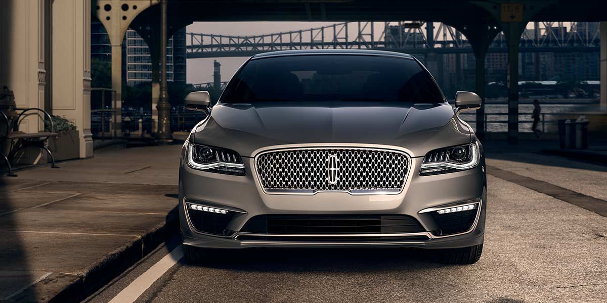 mkz_17_highlights_05_grille_expand_1200x600