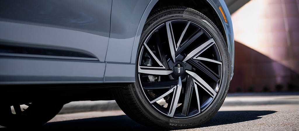 The 22” Bright-Machined Aluminum Wheels with Ebony Painted Pocket are shown on a 2025 Lincoln Black Label Aviator® model