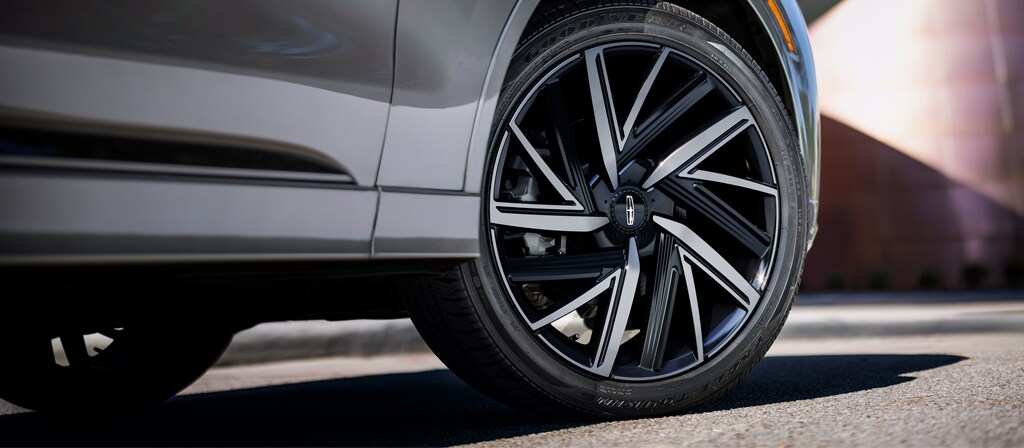 A close up view of the wheel of a 2027 Aviator® Lincoln Black Label™ SUV