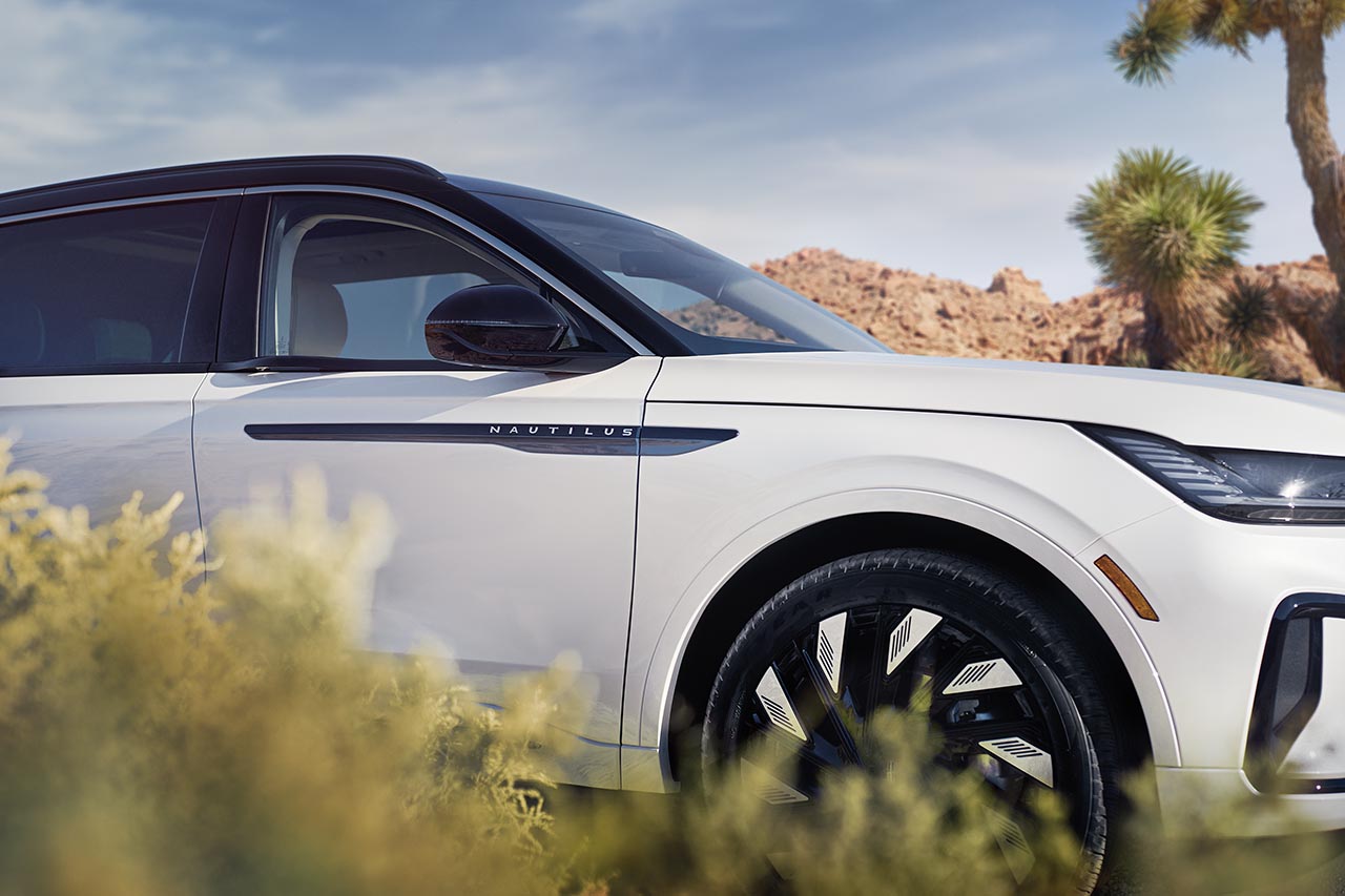 A 2026 Lincoln Nautilus® SUV in the extra cost Pristine White exterior color