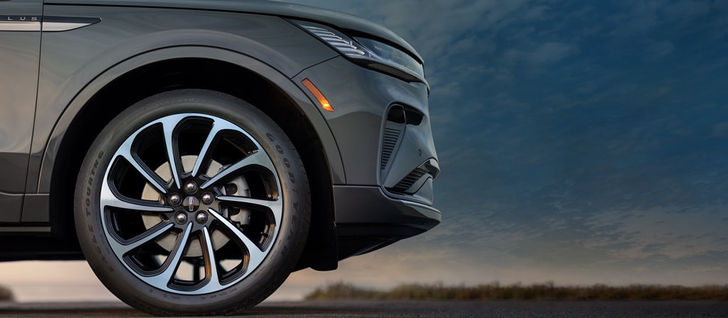 The 22-inch wheels of a Lincoln Black Label™ Nautilus® SUV