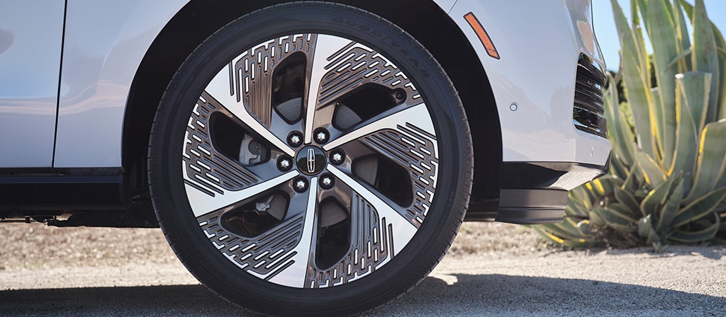 Stylish wheels specific to the Atmospheric theme on a 2026 Lincoln Black Label Navigator® SUV