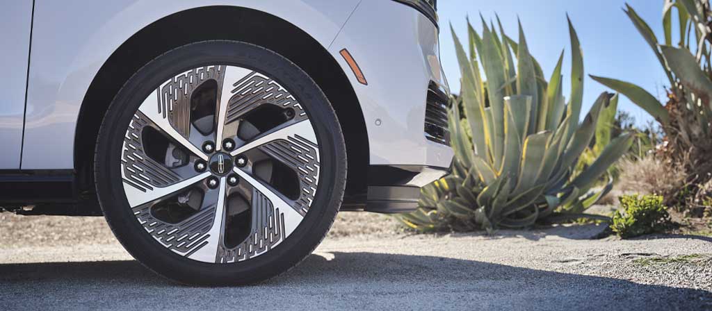 Stylish wheels specific to the Atmospheric theme on a 2027 Lincoln Navigator® Black Label™ SUV