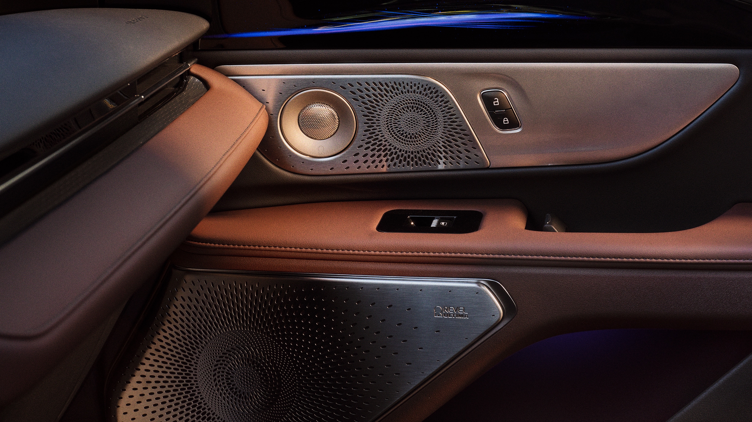 Close-up of the volume control knob and buttons on the Lincoln center console.