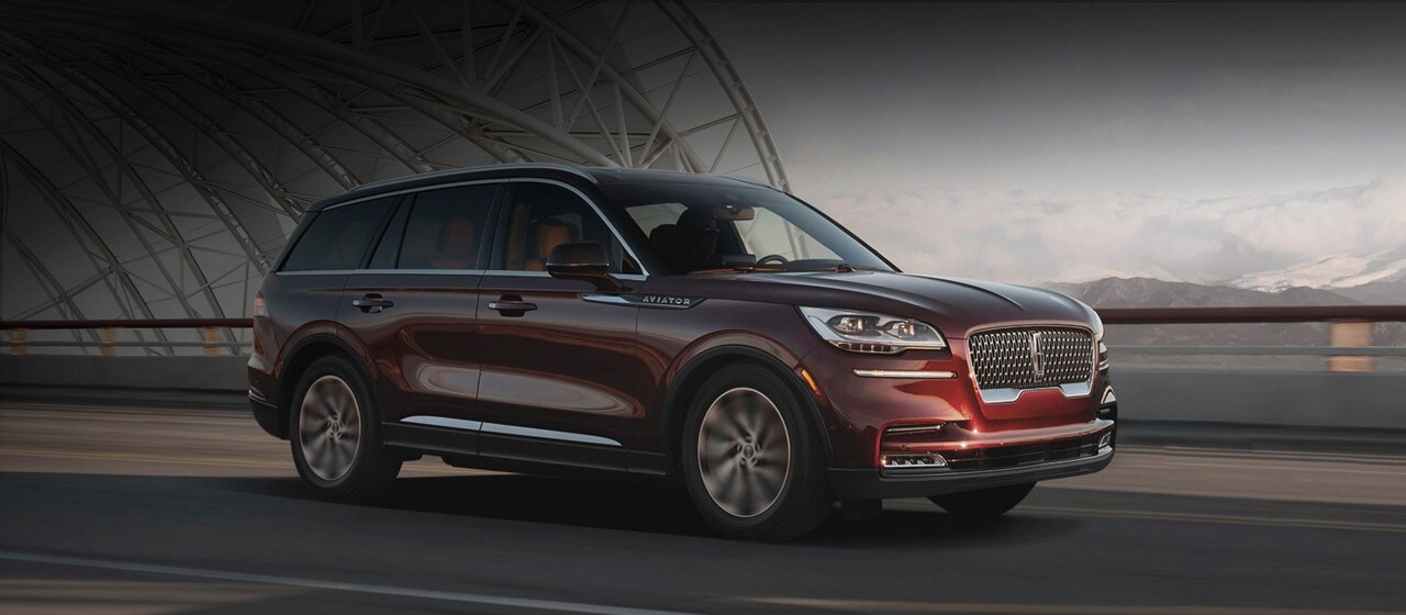 Lincoln MKX 2016 estacionado afuera de una casa moderna y lujosa