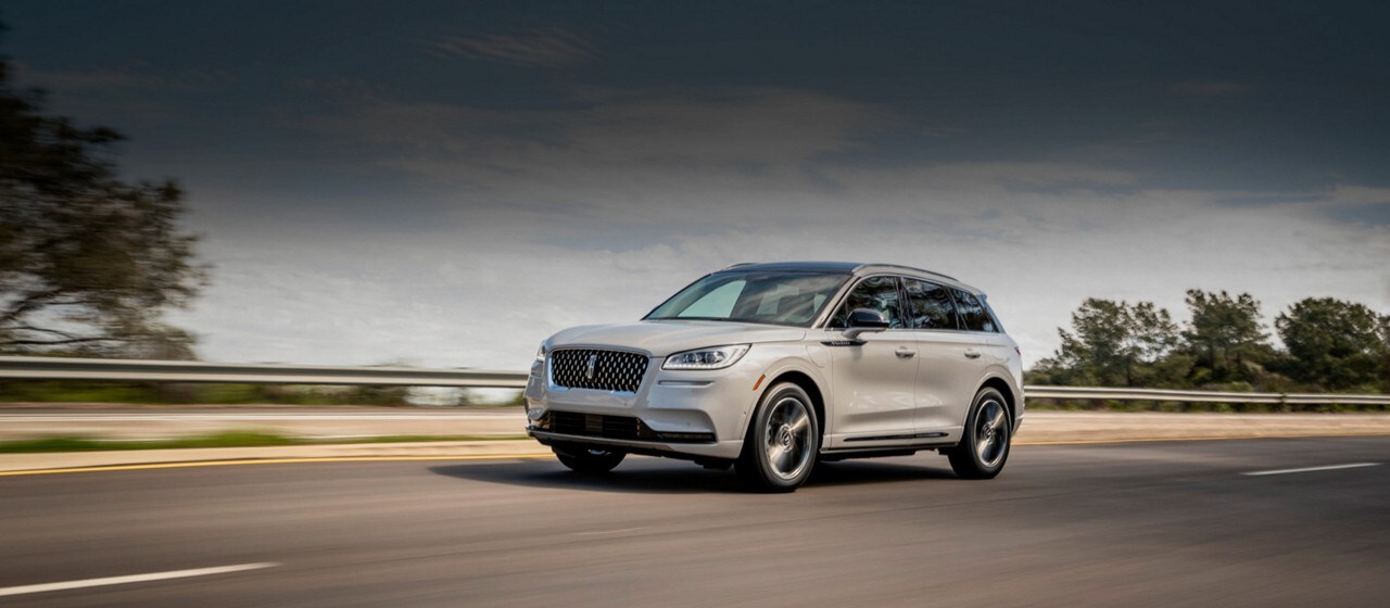 Imagen de un Lincoln M K X 2018 en color exterior lingote plateado conduciendo en la ciudad
