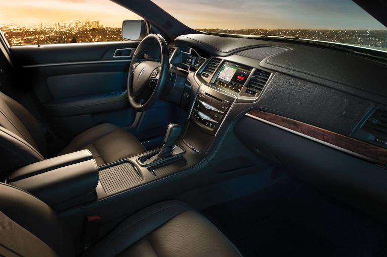 Se muestra el interior de un Lincoln con color interior carbón