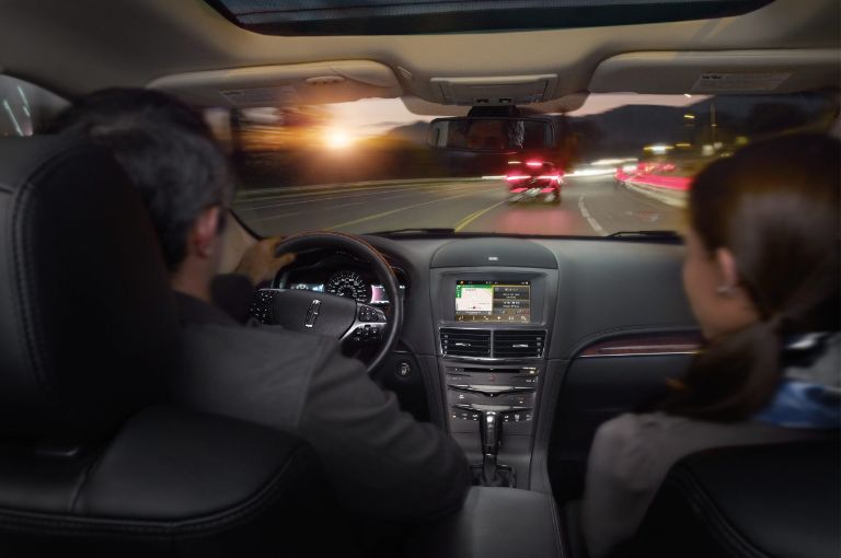 Los propietarios de vehículos Lincoln utilizan el G P S cuando conducen en la carretera