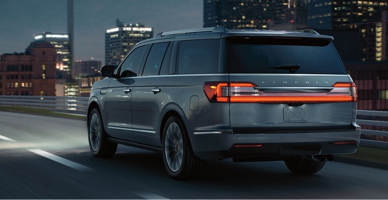 Lincoln Navigator en una autopista urbana durante la noche para demostrar el funcionamiento del frenado luego de una colisión