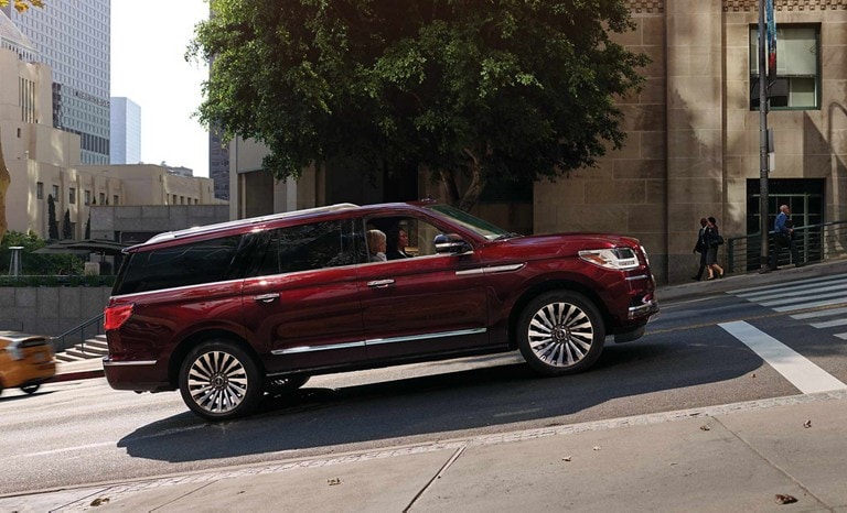 Una Lincoln Navigator en rojo en una pendiente demostrando el funcionamiento de la característica de espera automática