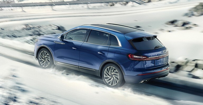 Una Lincoln Nautilus 2020 mantiene el control andando en condiciones adversas