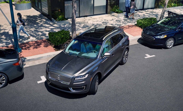 Un vehículo Lincoln es guiado en un espacio de estacionamiento en paralelo usando Active Park Assist