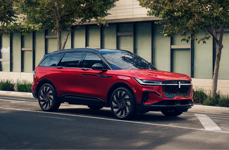 Un SUV Lincoln Nautilus® 2024 circula por una calle de la ciudad