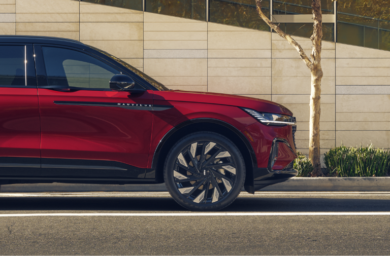 Un SUV Lincoln Nautilus® 2024 estacionado en una calle de la ciudad