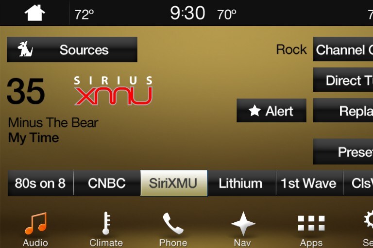 La pantalla de la consola muestra la radio Sirius que reproduce música.