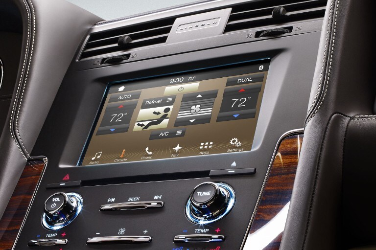 Console displays adjustable climate settings ready to be controlled by voice or touch.