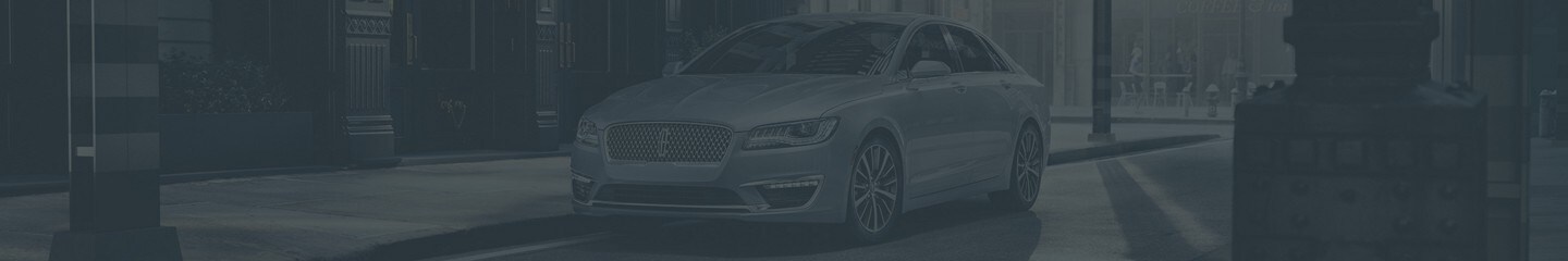 Un Lincoln MKZ estacionado en una calle urbana de día