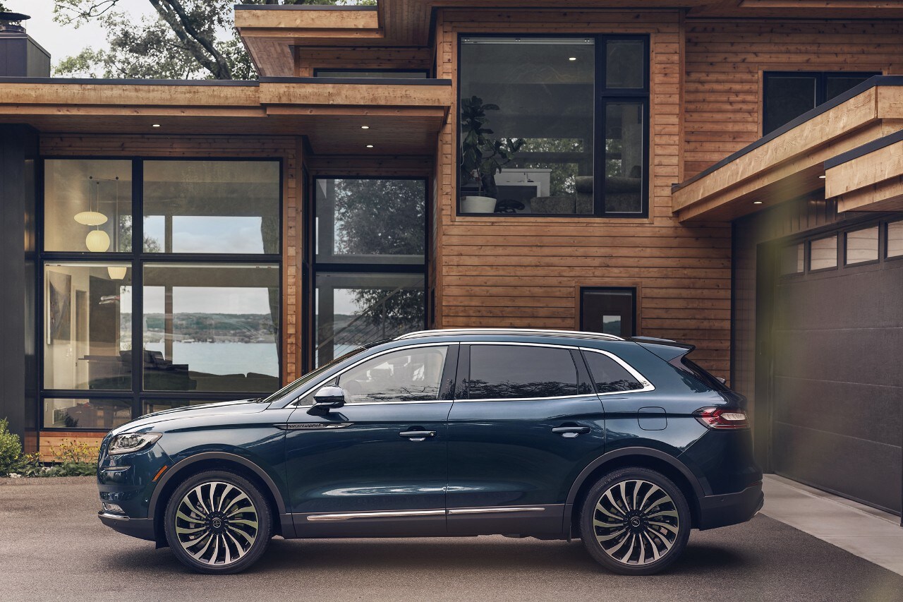 se muestra la LINCOLN NAUTILUS 2021 estacionada frente a una casa moderna
