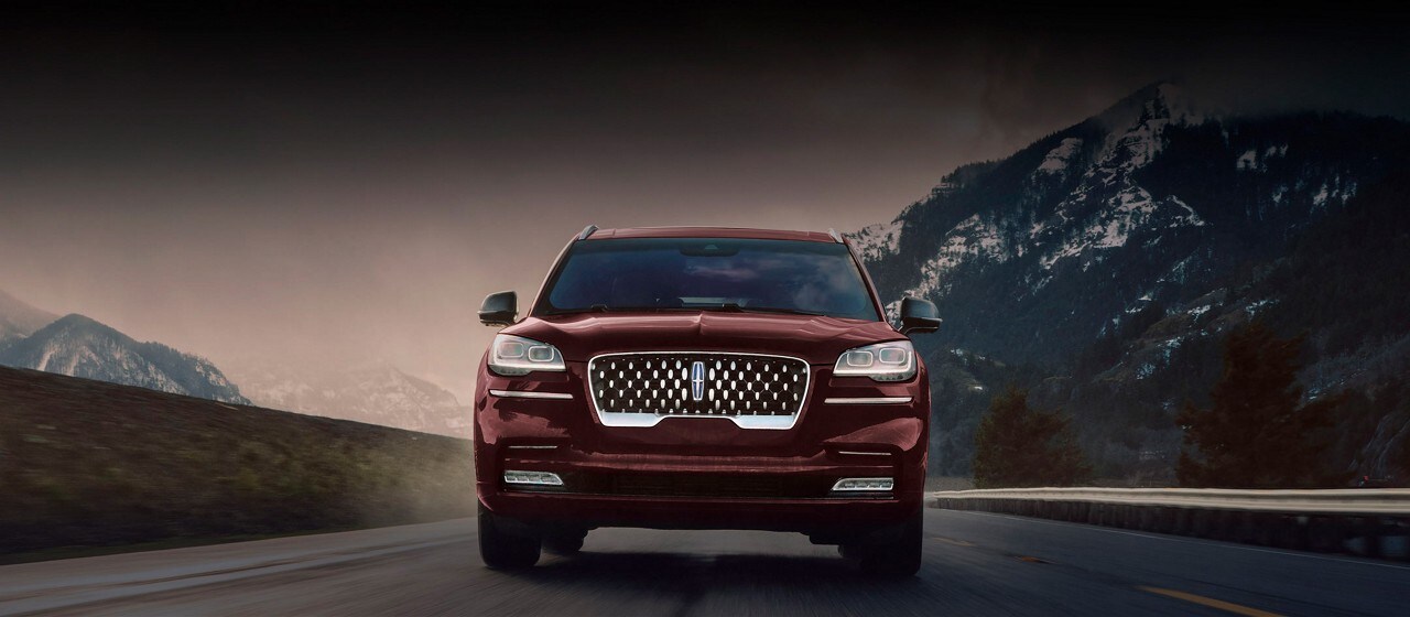 Se muestra un modelo Lincoln Aviator®​​​​​​​ Grand Touring 2023 andando por un camino de montaña