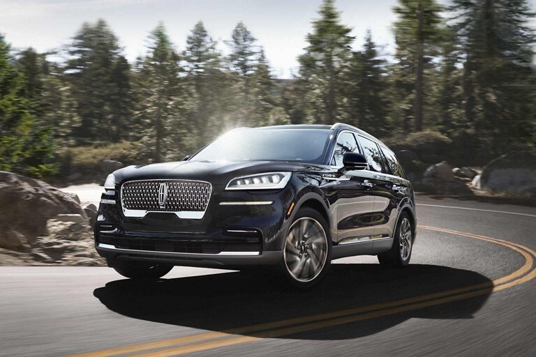 Se muestra una SUV Lincoln Aviator® 2023 andando por una carretera sinuosa