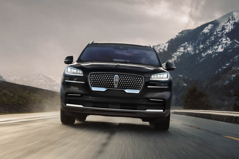 Se muestra una SUV Lincoln Aviator® 2023 andando cerca de una montaña