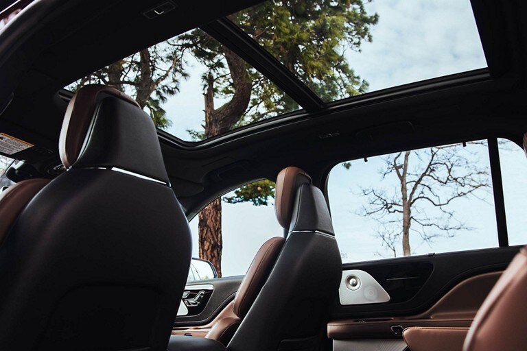 Se muestra el Vista Roof® panorámico desde la perspectiva de la segunda fila de una SUV Lincoln Aviator® 2023