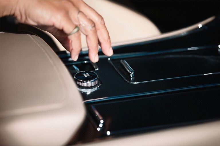 A driver reaches for the drive modes selector knob on the center console in a 2023 Lincoln Aviator® SUV