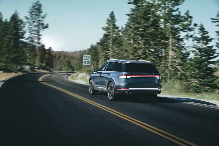 Se muestra una SUV Lincoln Aviator® 2023 equipada con el paquete de tráiler Clase IV