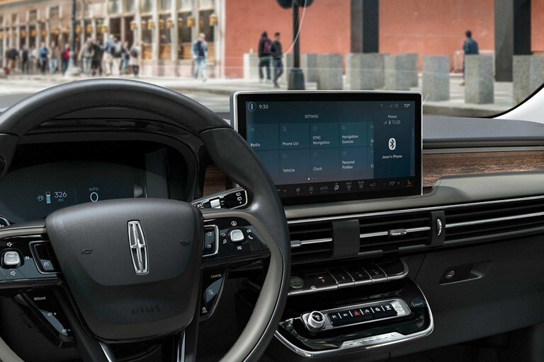 La pantalla táctil central de una SUV Lincoln Corsair® 2023 muestra la configuración de funciones