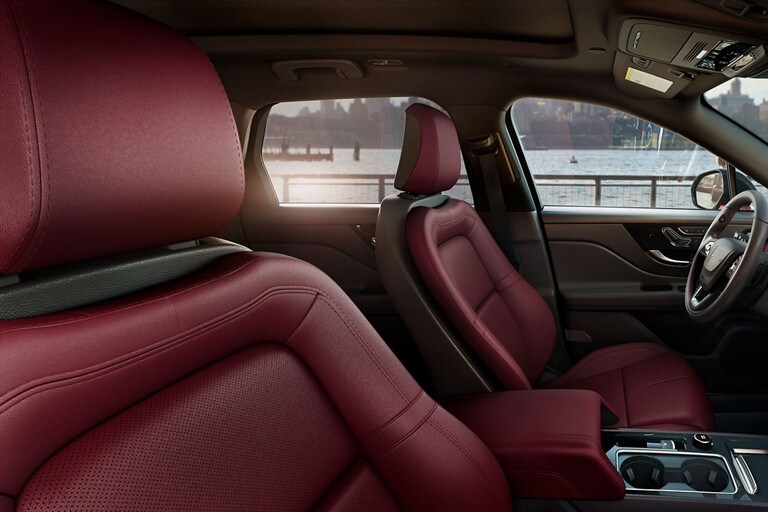 Los asientos delanteros en la posición perfecta en rojo eterno ofrecen comodidad y diseño