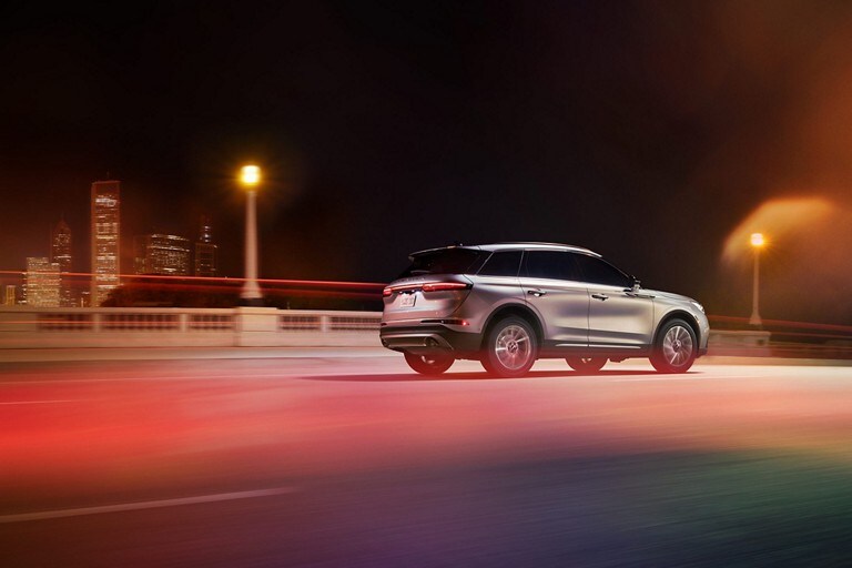Una Lincoln Corsair® Reserve 2023 andando por la ciudad por la noche