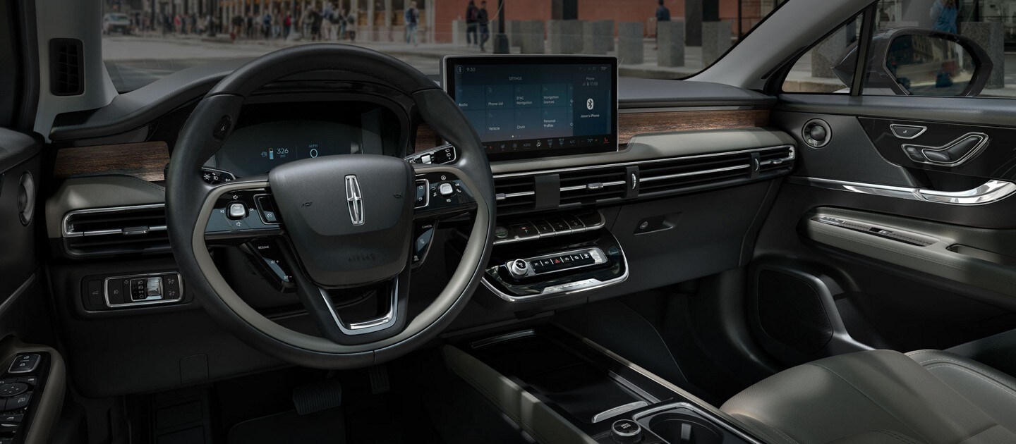 Interior de una SUV Lincoln Corsair® 2024 estacionado en una calle urbana
