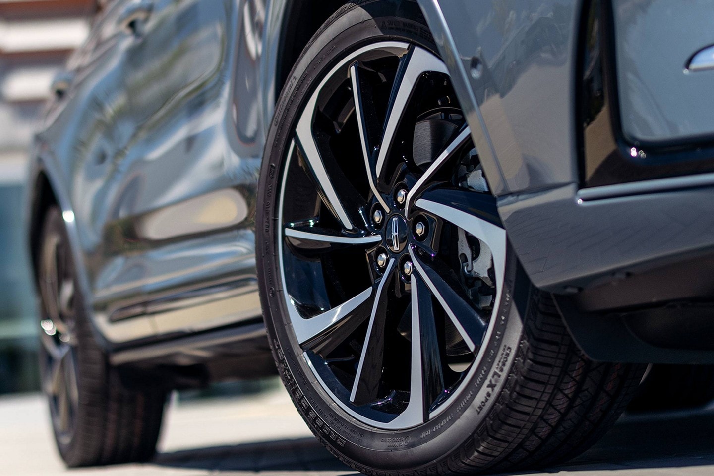 The available 20-inch Bright Machined Aluminum Wheels with Black Paint are shown on a 2025 Lincoln Corsair® Grand Touring SUV