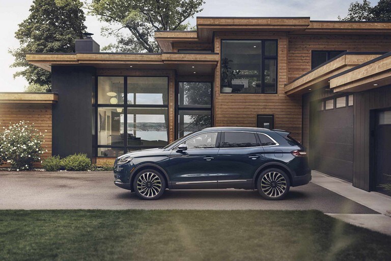 Se muestra una SUV Lincoln Black Label Nautilus® 2023 con color exterior en azul Flight