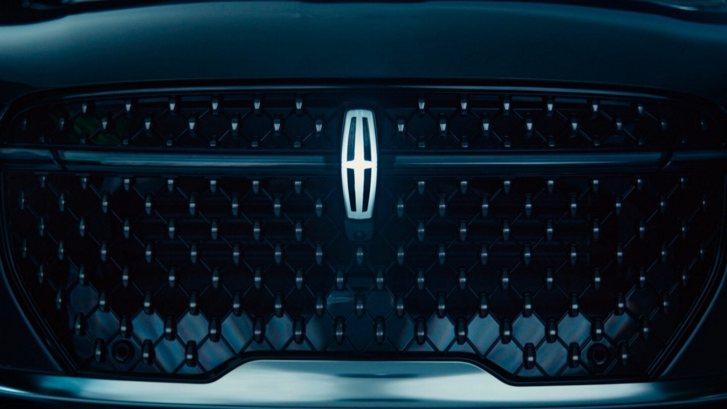 El logo de la Estrella Lincoln en la parrilla de una SUV Lincoln Nautilus® 2024 iluminada con estilo