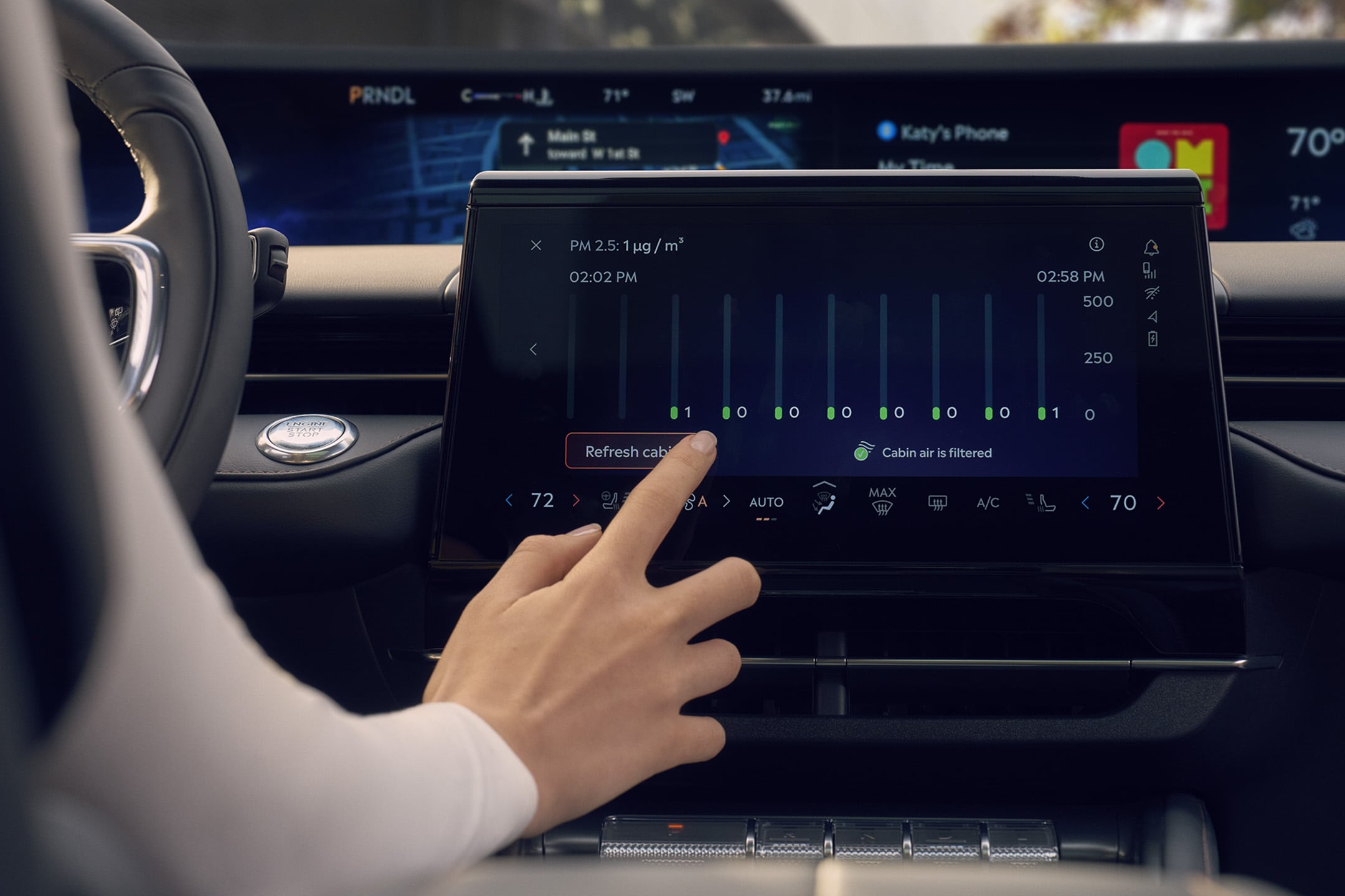 El conductor de una Lincoln Nautilus 2024 utiliza la pantalla táctil de la consola central para ajustar la configuración del sistema Auto Air Refresh.