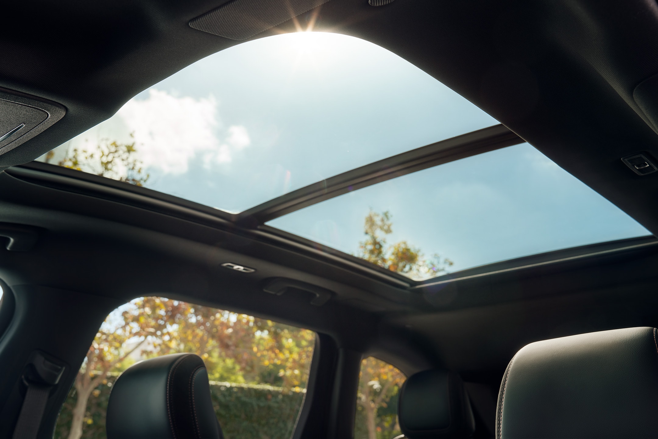 The panoramic Vista Roof® incites the outside world into the cabin.