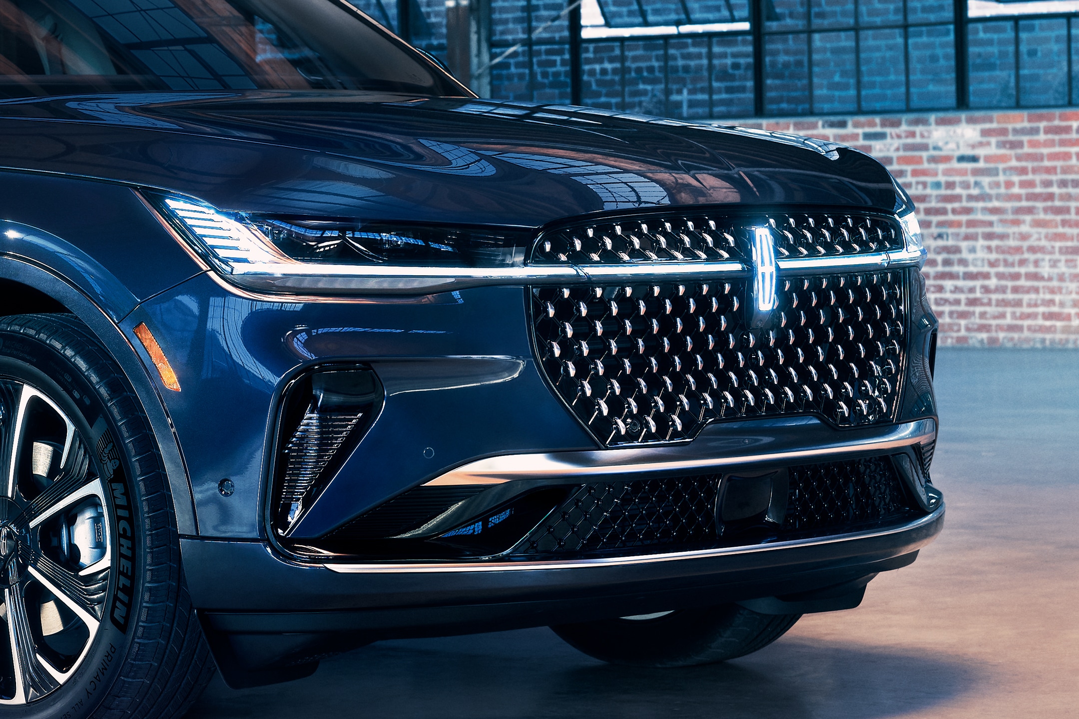 Los faros delanteros de una SUV Lincoln Nautilus® 2024 brillan con resplandor.