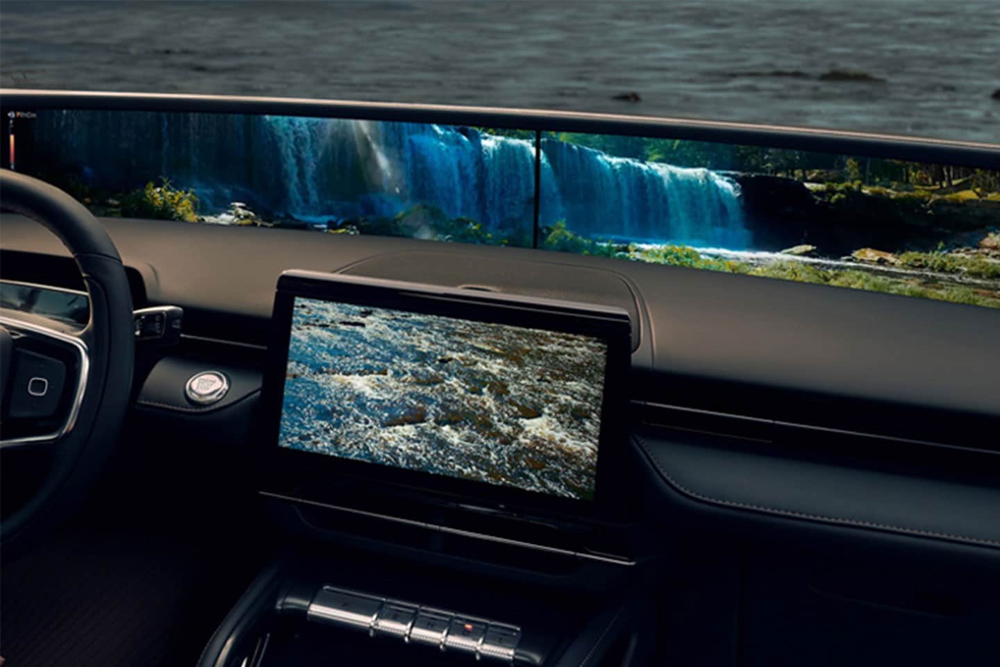 The panoramic display featured inside the 2025 Lincoln Nautilus.