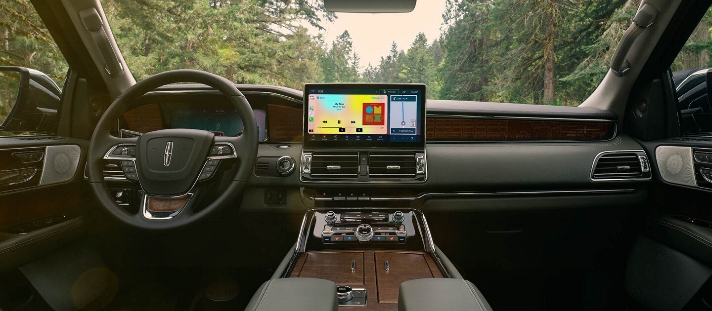 El interior de una SUV Lincoln Black Label Navigator® 2023 con el tema Central Park muestra la cabina lujosa.