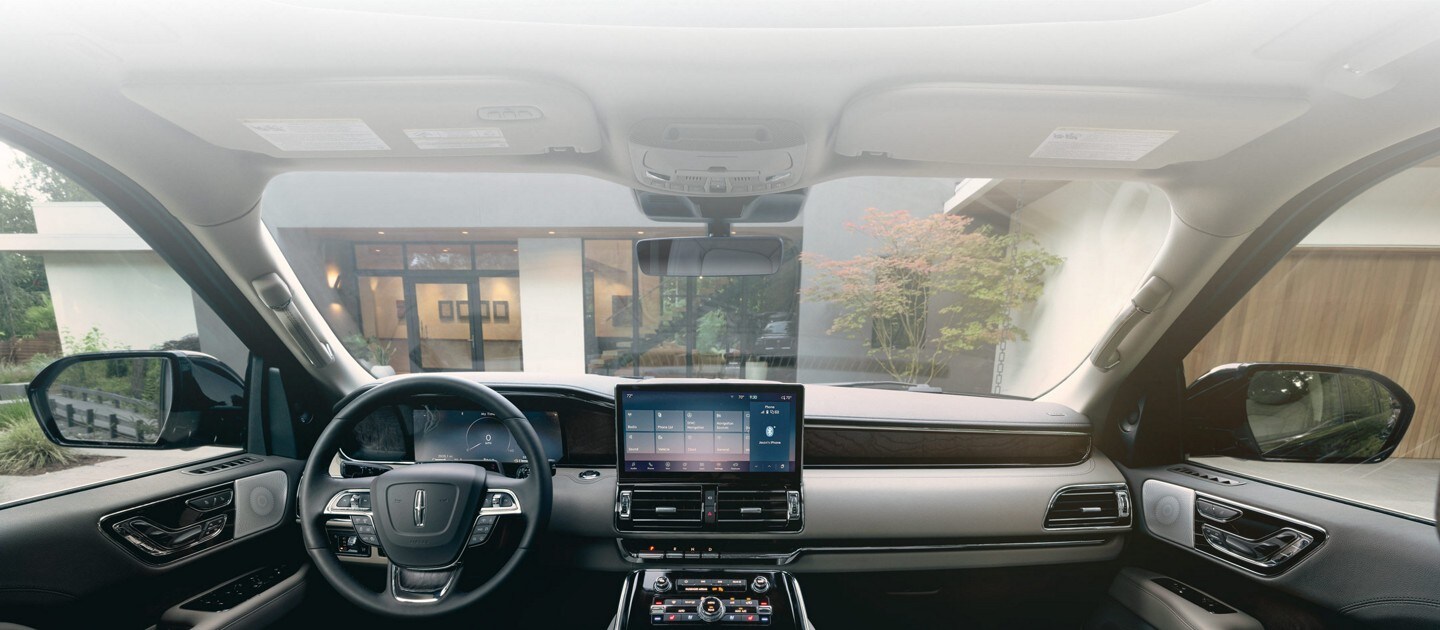 El interior de la cabina delantera de una SUV Lincoln Navigator® Reserve 2024.