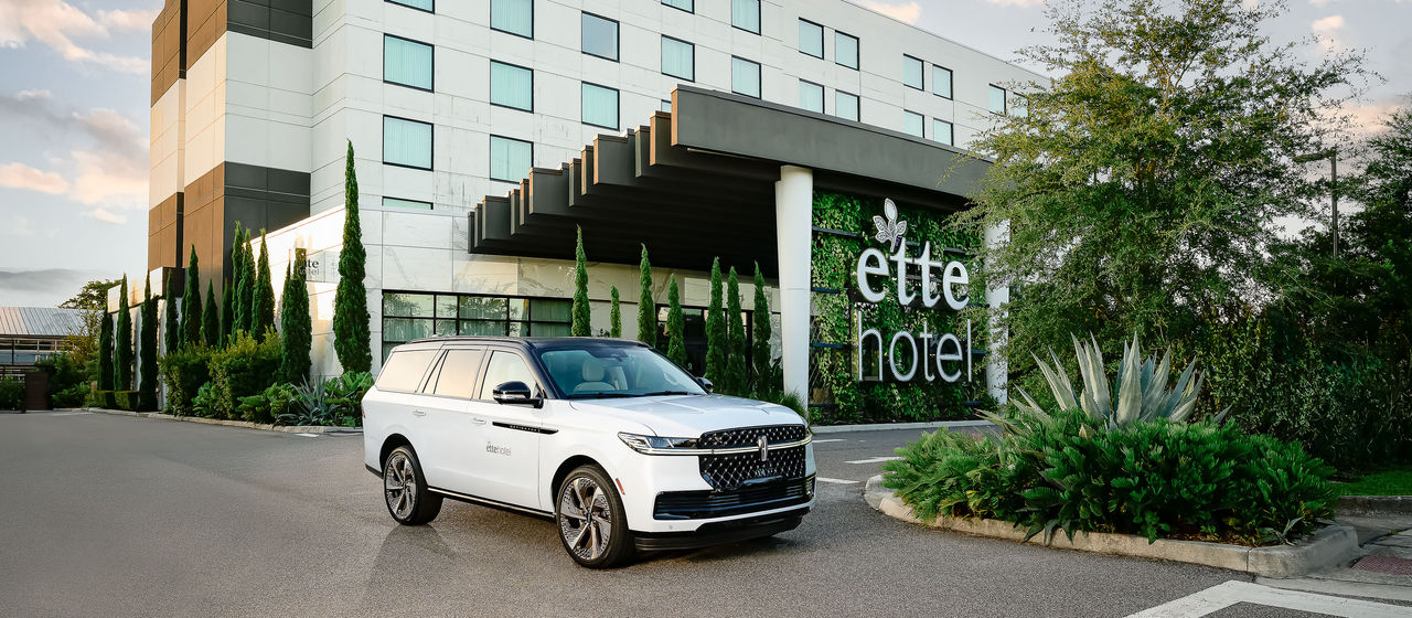 La Lincoln Navigator estacionada afuera de un hotel.