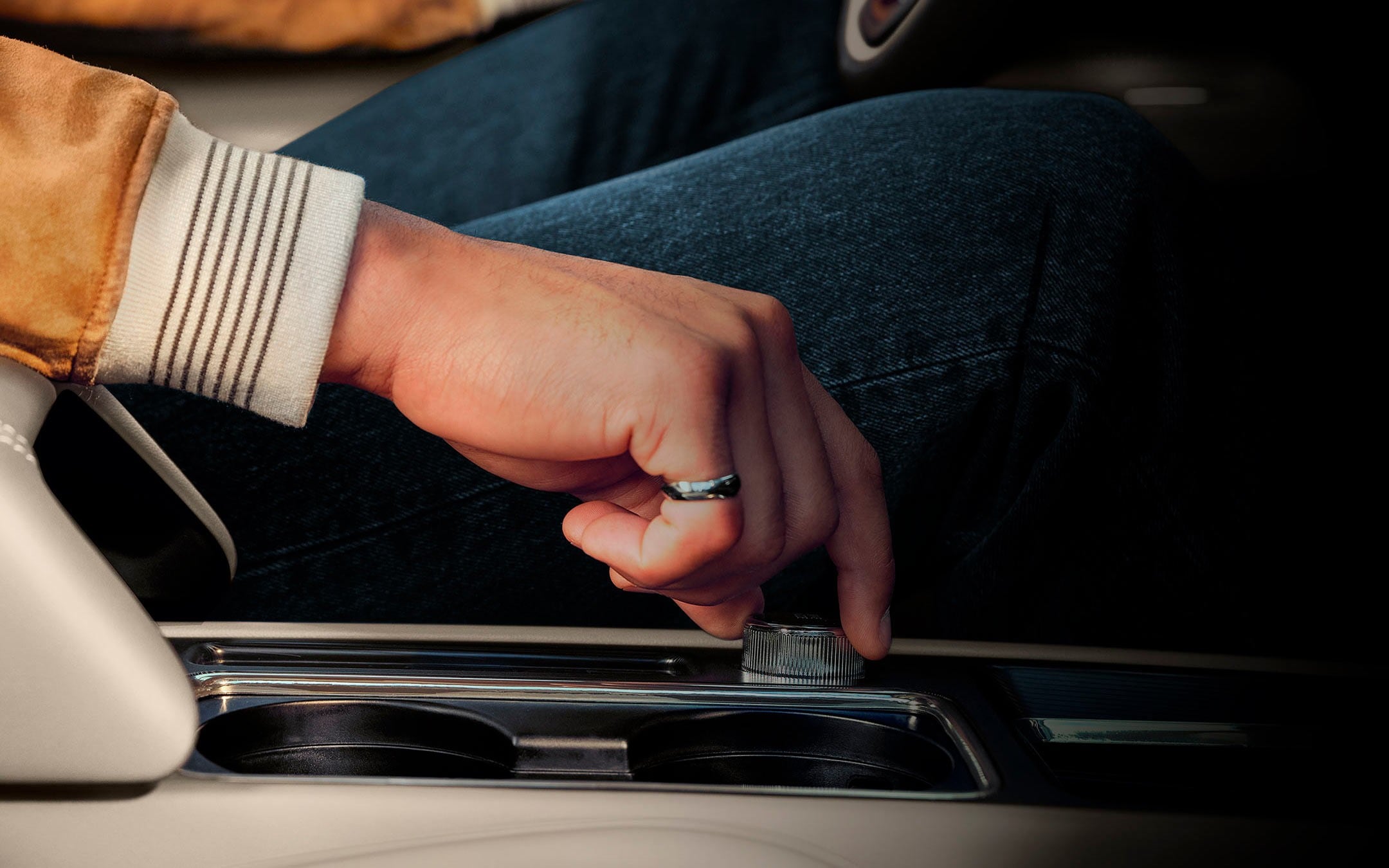A hand uses a center knob to change drive modes in a 2025 Lincoln Corsair® SUV