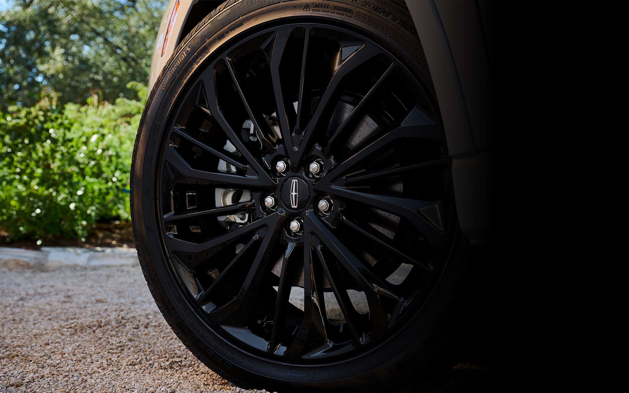The 20-inch Bright Machined Aluminum Wheel with Black Premium Paint are shown on a 2025 Lincoln Corsair® Reserve model
