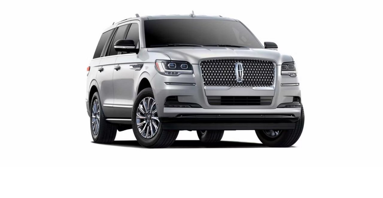 Se muestra el lado del pasajero de la Lincoln Navigator 2024 en plateado radiante.