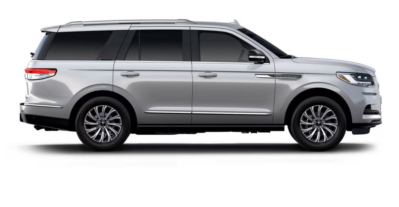 Se muestra el lado del pasajero de la Lincoln Navigator 2024 en plateado radiante.