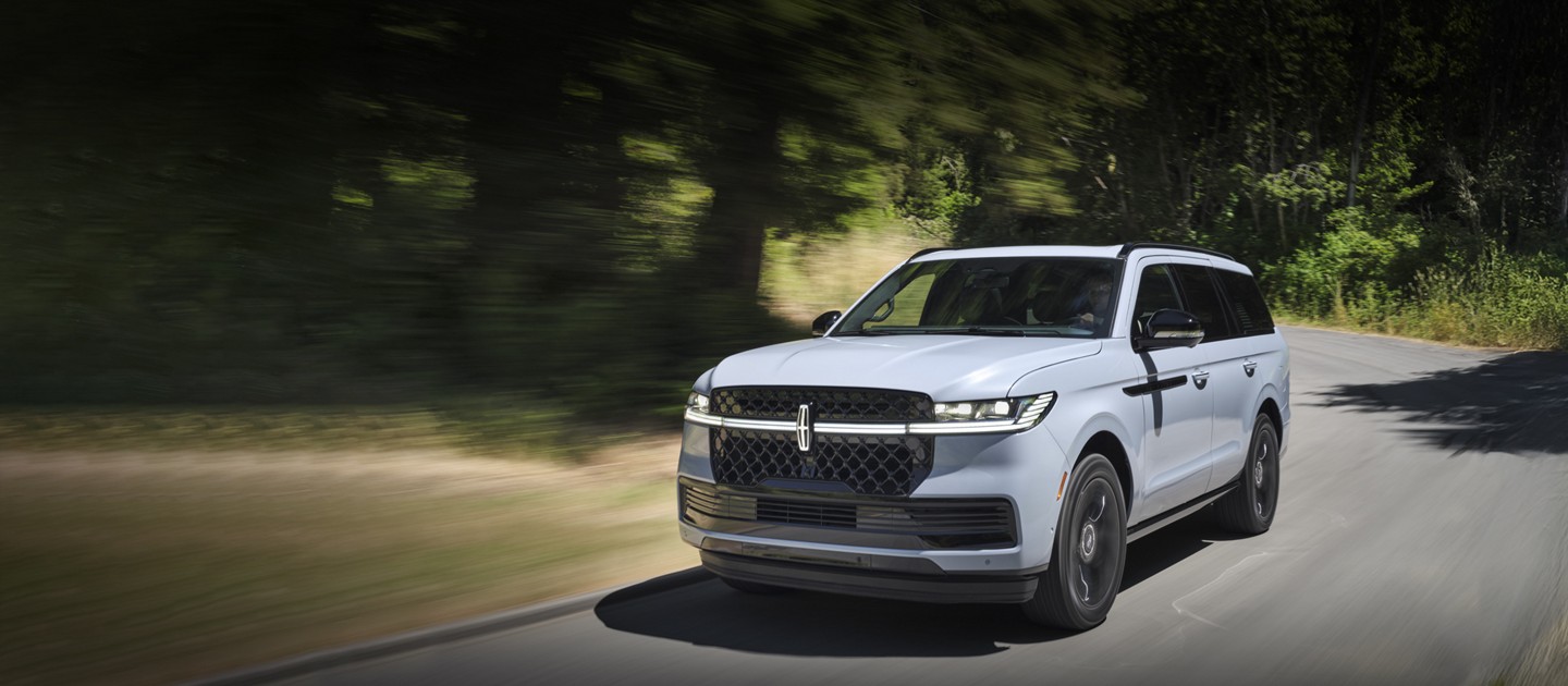 Una SUV Lincoln Navigator® 2025 circulando por un camino rural