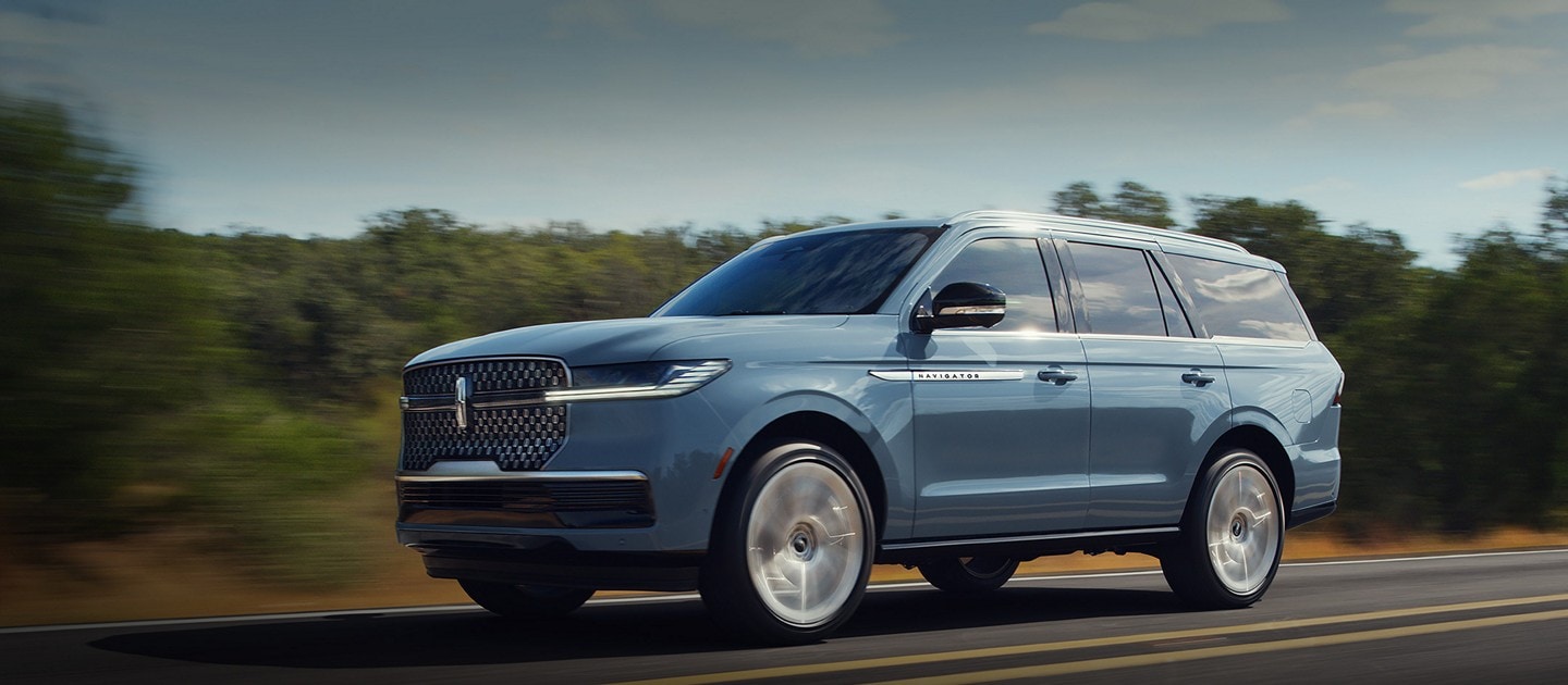 Una SUV Lincoln Navigator® 2025 circulando por un camino rural