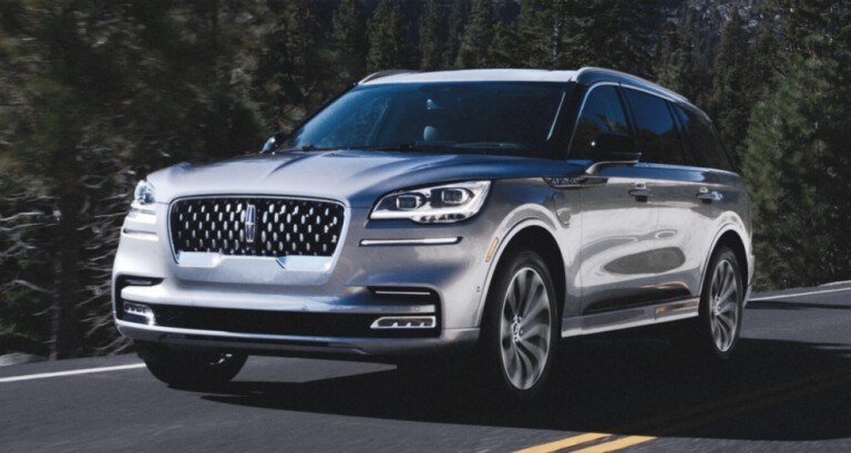 Una Lincoln Aviator 2020 en plateado radiante pasando por una carretera