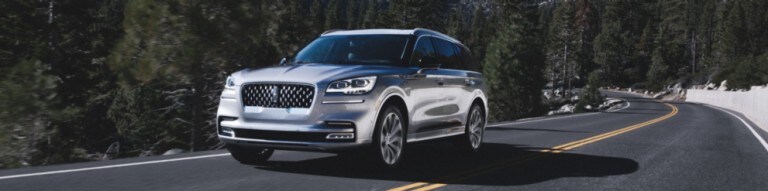 Una Lincoln Aviator 2020 en plateado radiante pasando por una carretera